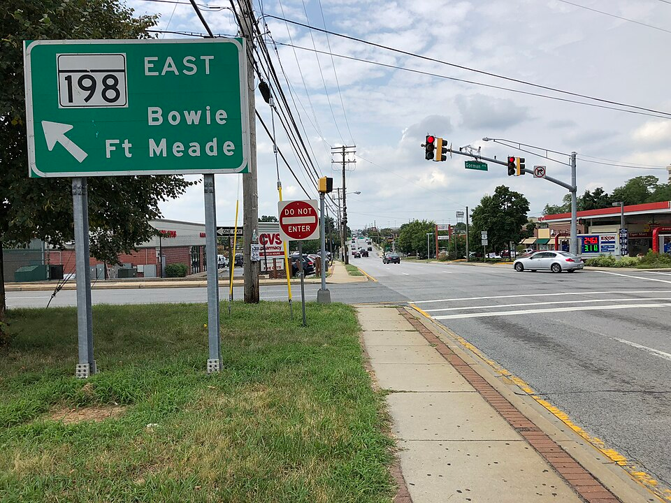 Street-level photo: View south along U.S. Route 1 (Washington Boulevard) at the exit for Maryland State Route 198 EAST (Bowie, Fort Meade) in Laurel, Prince George's County, Maryland