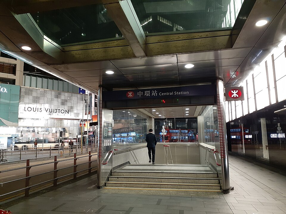 Street-level photo: HK 中環 Central zh:遮打道 Chater Road night in November 2021