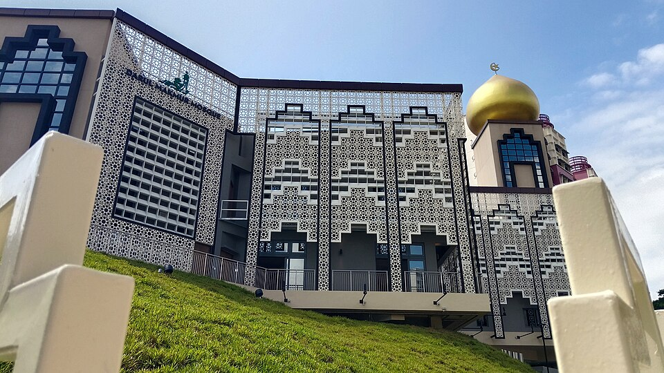 Street-level photo: The main facade of Masjid Darul Makmur, a mosque located in Yishun.