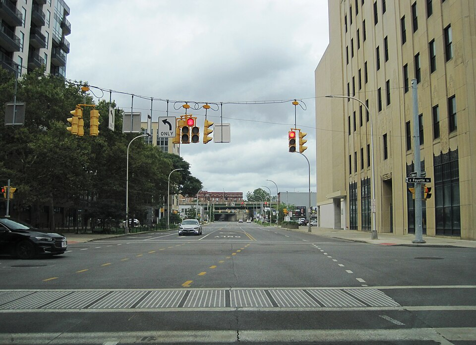 Street-level photo: Photo of northbound U.S. Route 11 (State Street) at Fayette Street in Syracuse, New York. Photo taken looking north.
