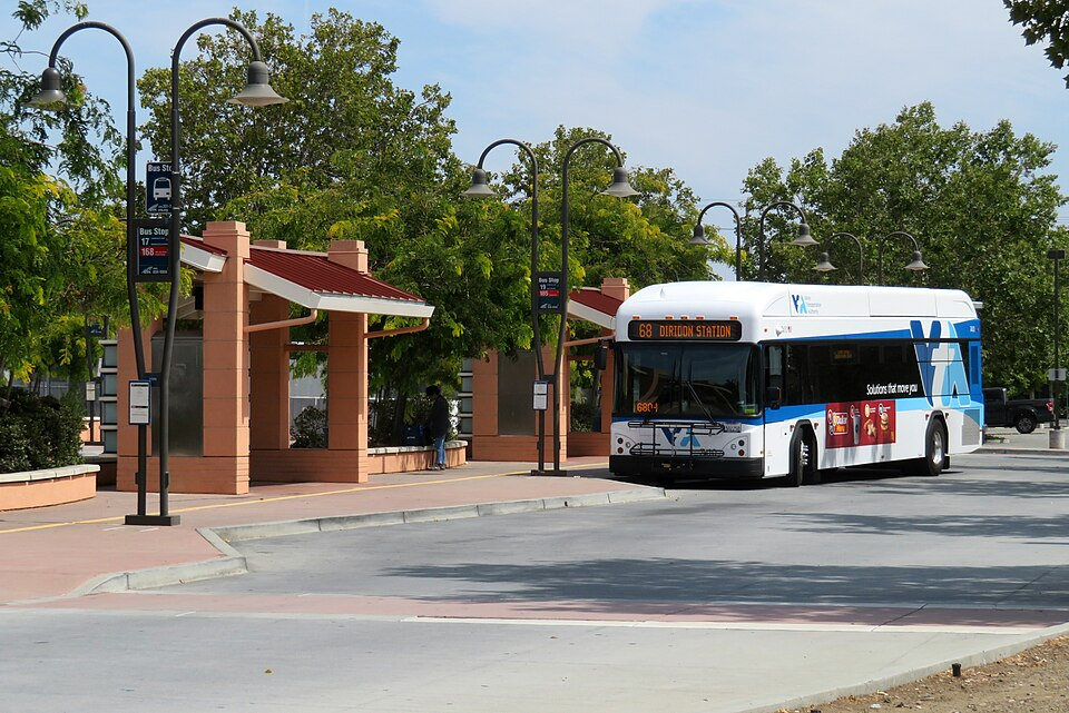 Street-level photo: VTA route 68 bus at Gilroy station in July 2018