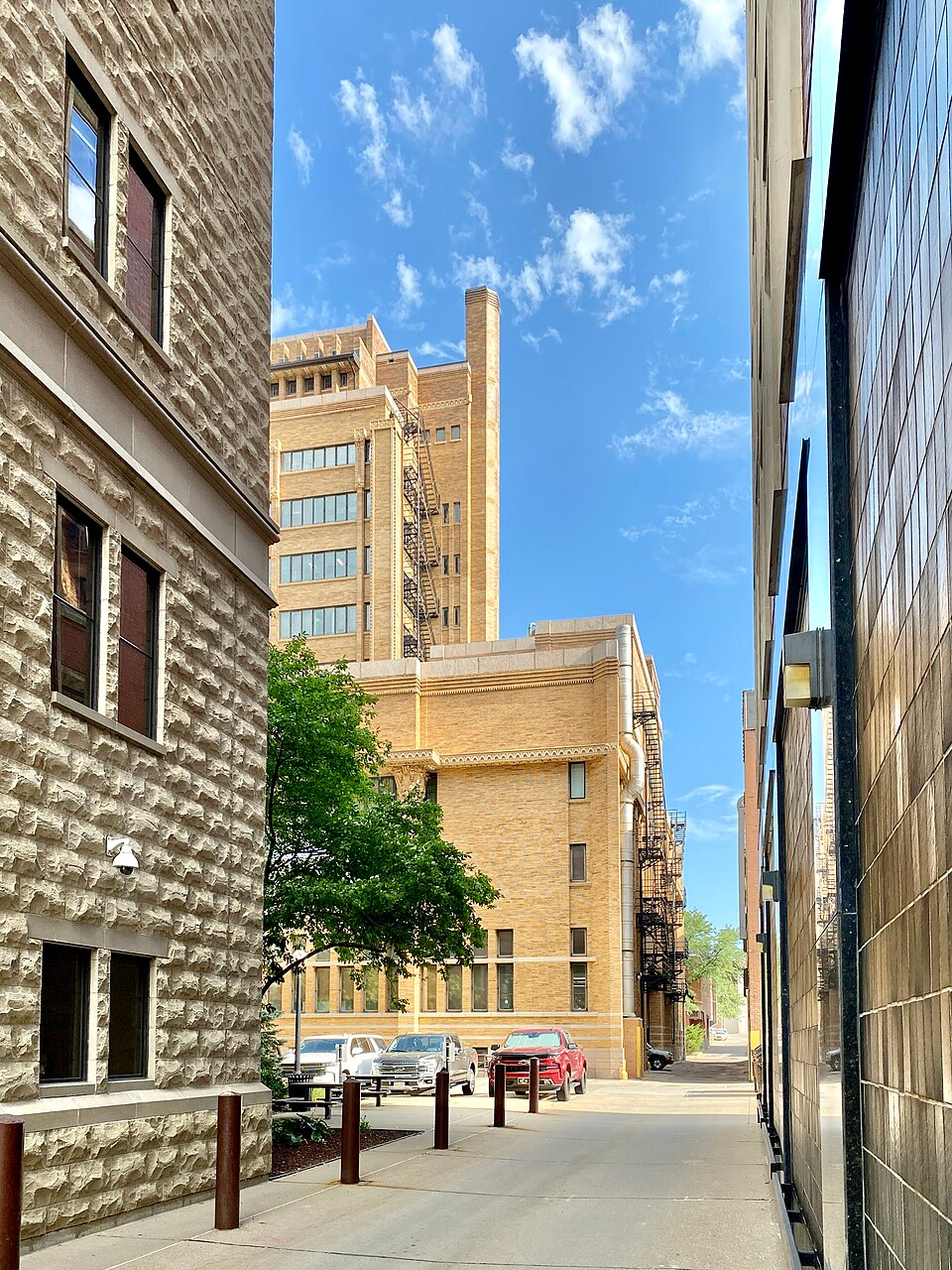 Street-level photo: Built in 1916-1918, this Prairie-style building was designed by George Grant Elmslie and William Gray Purcell of Purcell and Elmslie, with local architect William L. Steele overseeing the project, to serve as the Woodbury County Courthouse.